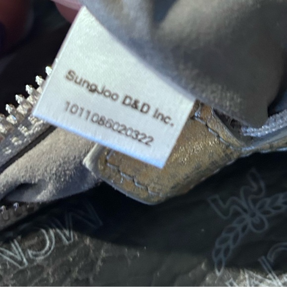 MCM VISETTOS LION PRINCESS BOSTON BAG GUC - Picture 8 of 13